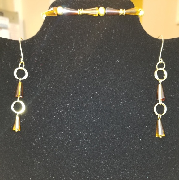 Handcrafted earrings and bracelet set. - Picture 3 of 4